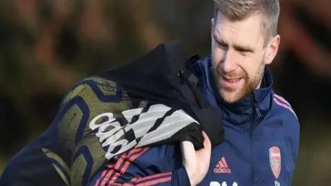 “浓眉缺席湖人主场备战，旧主之战遗憾缺阵”